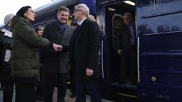 Премиерът Николай Денков пристигна с министри в Украйна