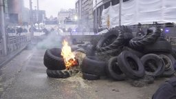Брюксел отново осъмна под обсада на трактори, фермерите запалиха клада от гуми (видео)
