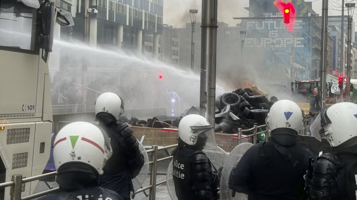Брюксел отново осъмна под обсада на трактори, фермерите запалиха клада от гуми (видео/снимки)