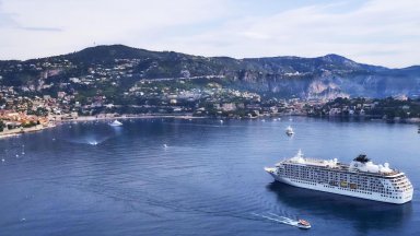 Милиони, скандали и тайни: На борда на плаващия град за милиардери