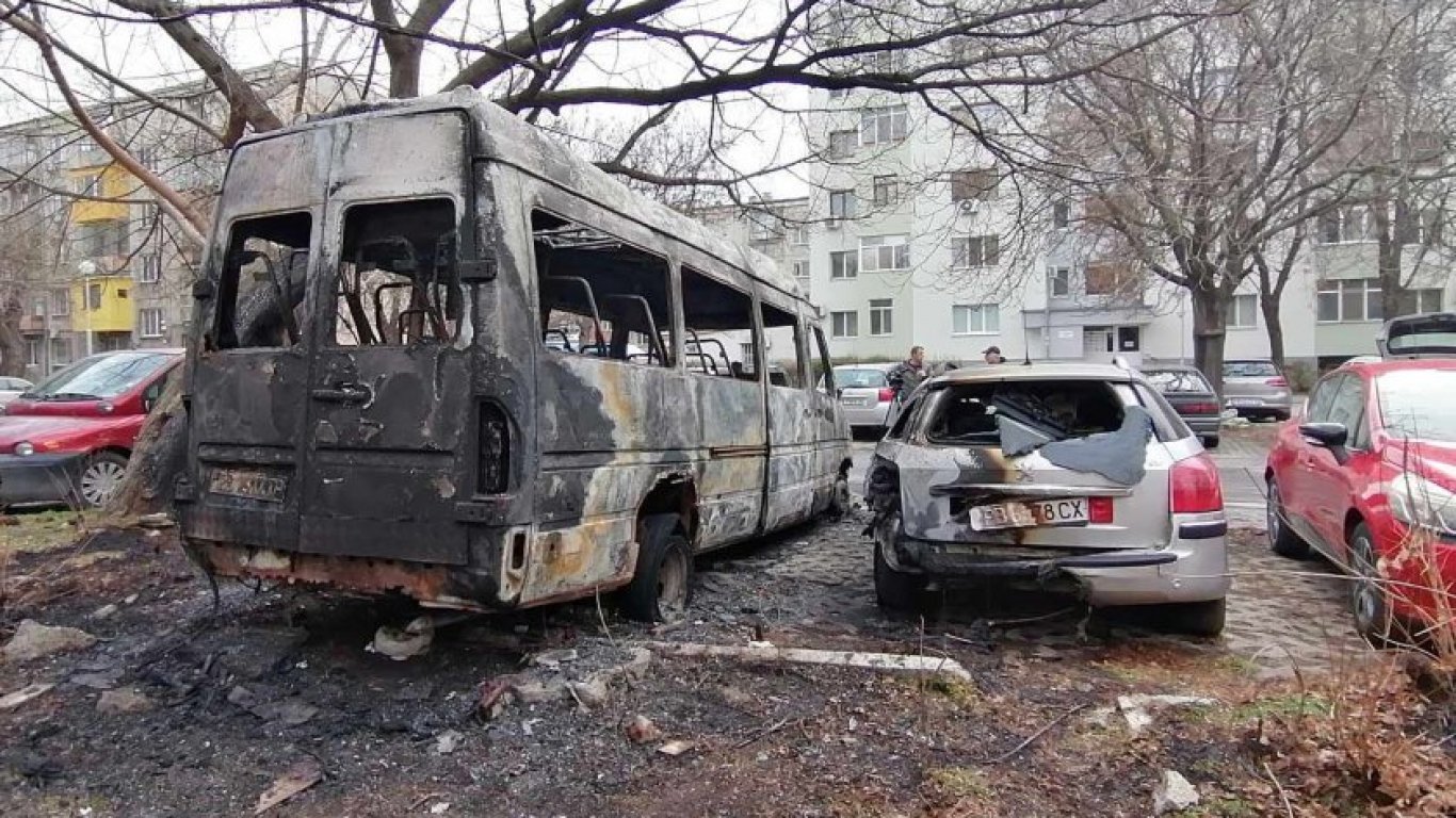 Два фирмени буса изгоряха напълно в Пловдив (снимки)