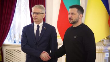 Българският премиер подари на Володимир Зеленски реплика на меча на