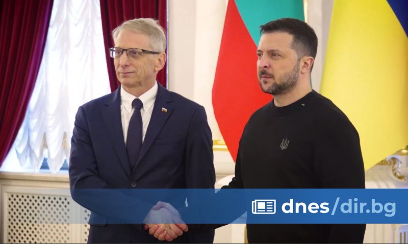 Българският премиер подари на Володимир Зеленски реплика на меча на