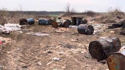 Обезвредиха десетки варели с опасни вещества, изхвърлени край Димитровград (видео)