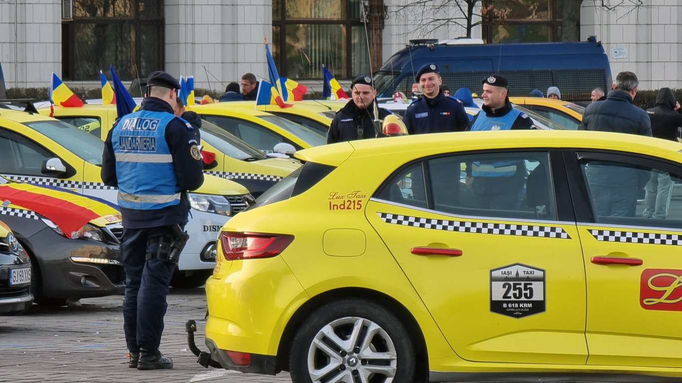 Гневът на румънските таксиметрови шофьори: Площадът на Конституцията "пожълтя" (снимки)