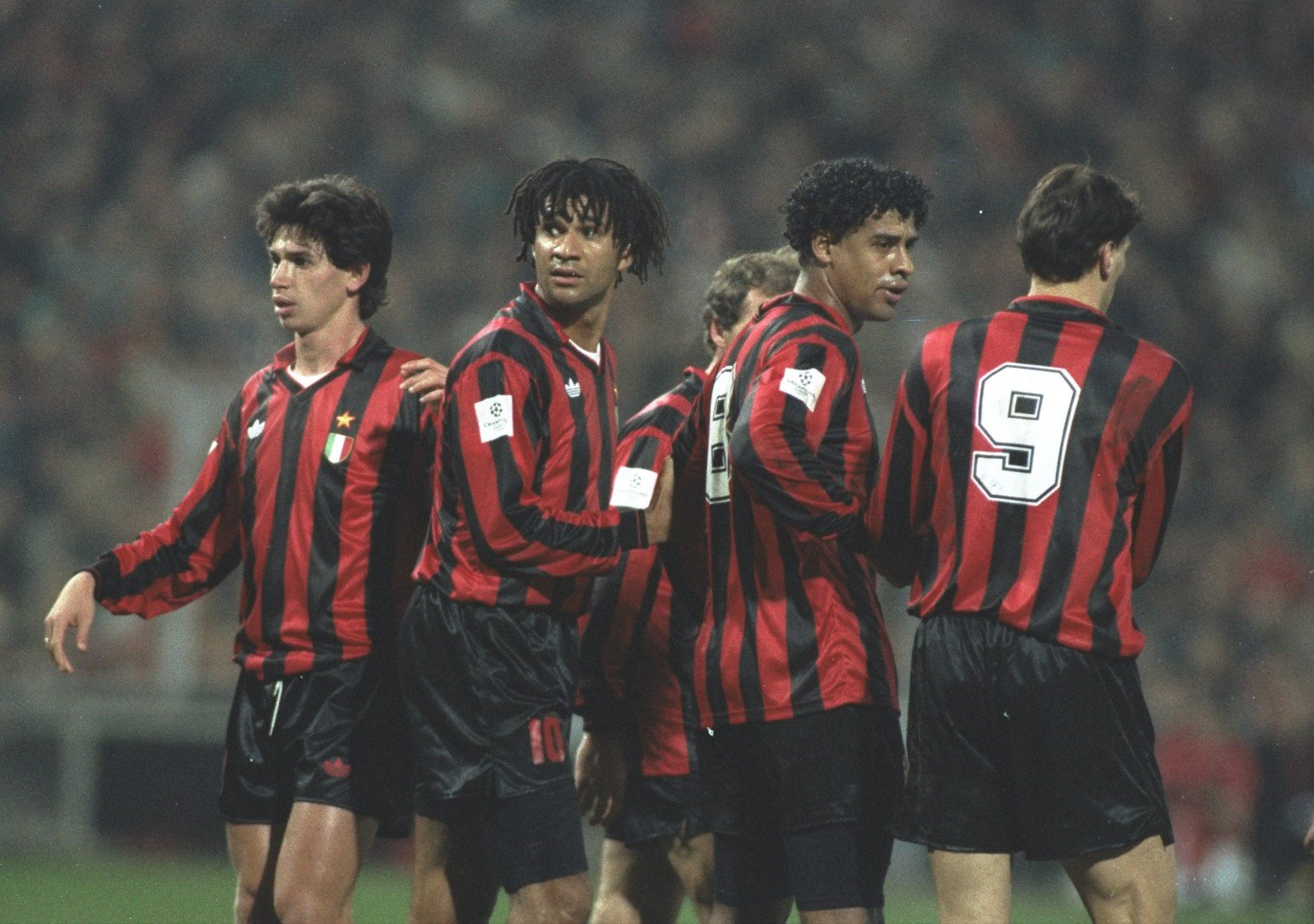 Воден от невероятното трио Ван Бастен, Гулит и Рийкард, Милан мина през сезона в Серия А 1991-92 г. непобеден