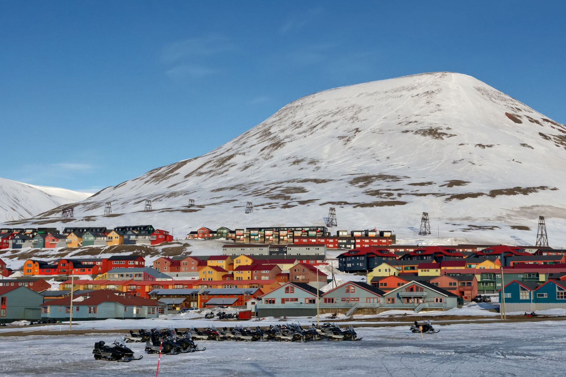Къщи в различни цветове на архипелага Свалбард