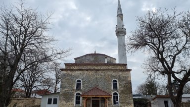 Къде се намира най-старата действащата джамия в България?