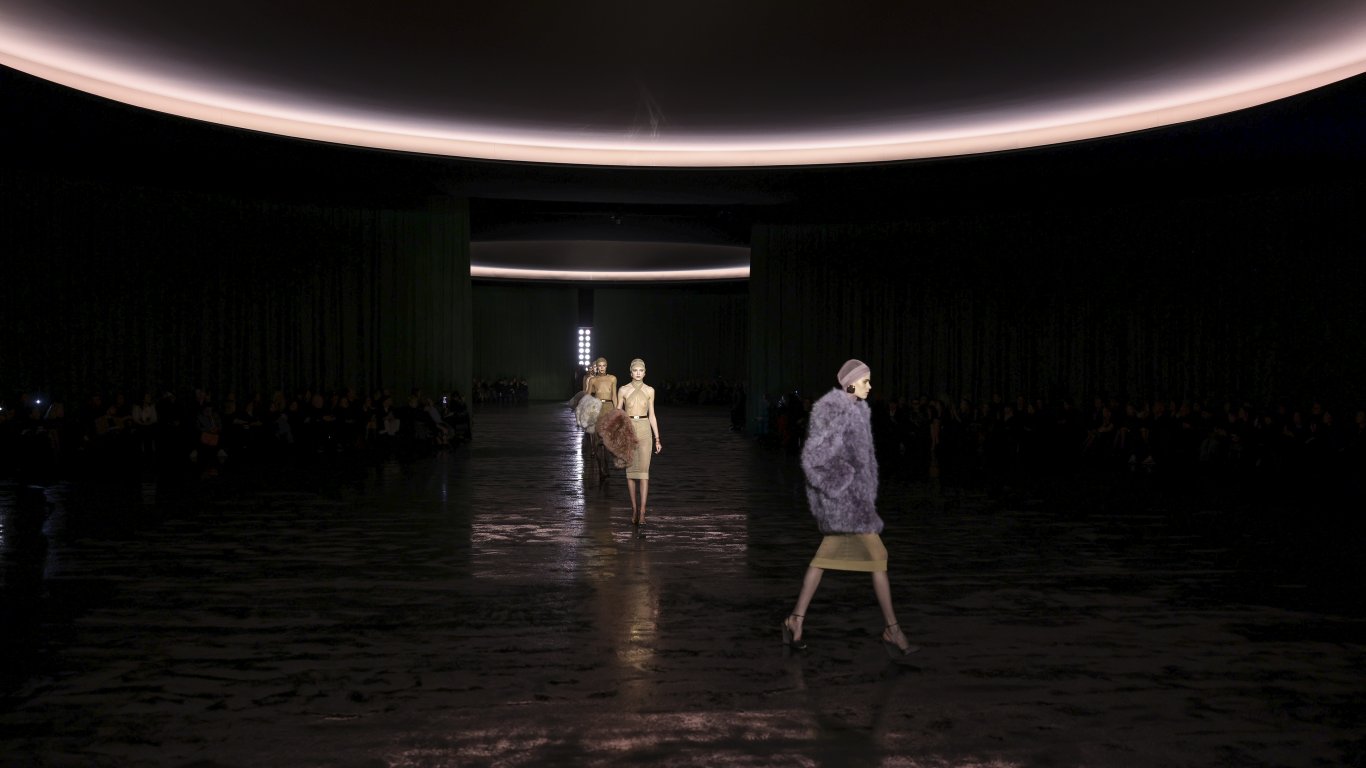 Докато Dior се връща към корените си, Saint Laurent залага на прозрачното