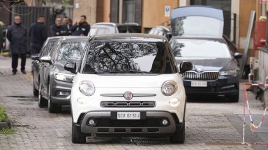 Папата също трудно ходи и редовно използва инвалидна количка или