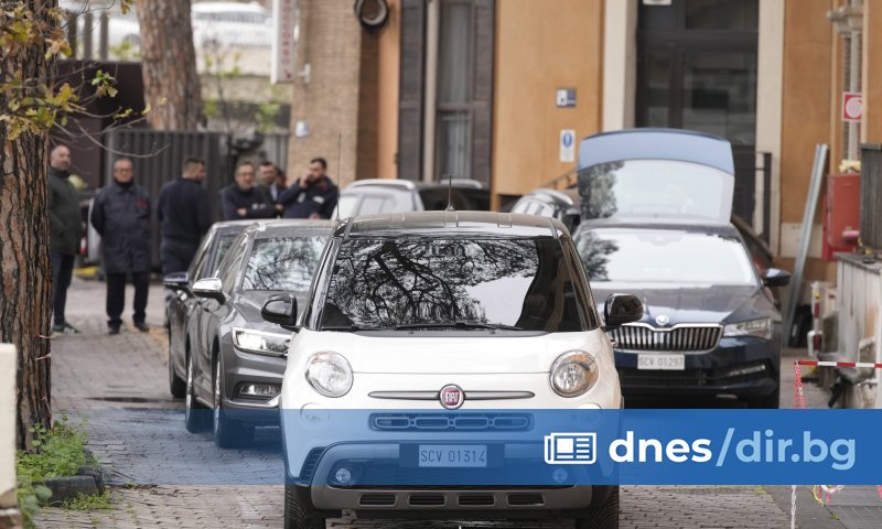 Папата също трудно ходи и редовно използва инвалидна количка или