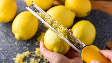 Кой е най-лесният начин да настържете кората на лимон перфектно