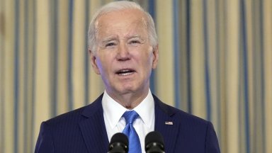 Облечен в официален костюм президентът излезе от Белия дом по рано