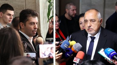 Премиерът в оставка Николай Денков дойде в НС и заедно