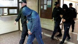 Пуснаха от ареста двама пътни полицаи, сложиха им е-гривни