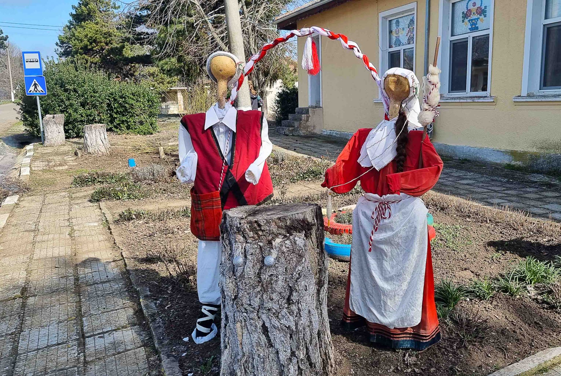 С мартенска украса и битова изложба в село Челопечене посрещат гости на селото 