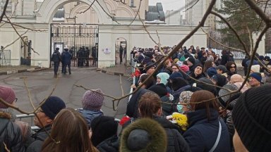 Стотици на опашка за последно сбогом с Навални, Кремъл ги обяви за закононарушители (видео)