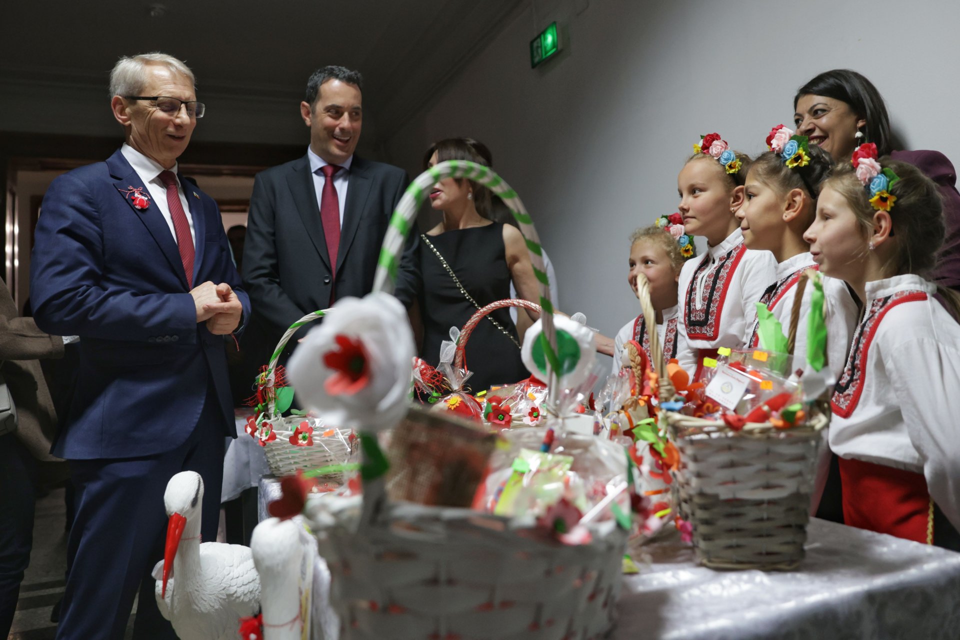 Деца и ученици от 25 столични училища и детски градини представиха свои ръчно изработени мартеници на благотворителен базар в Министерството на образованието и науката