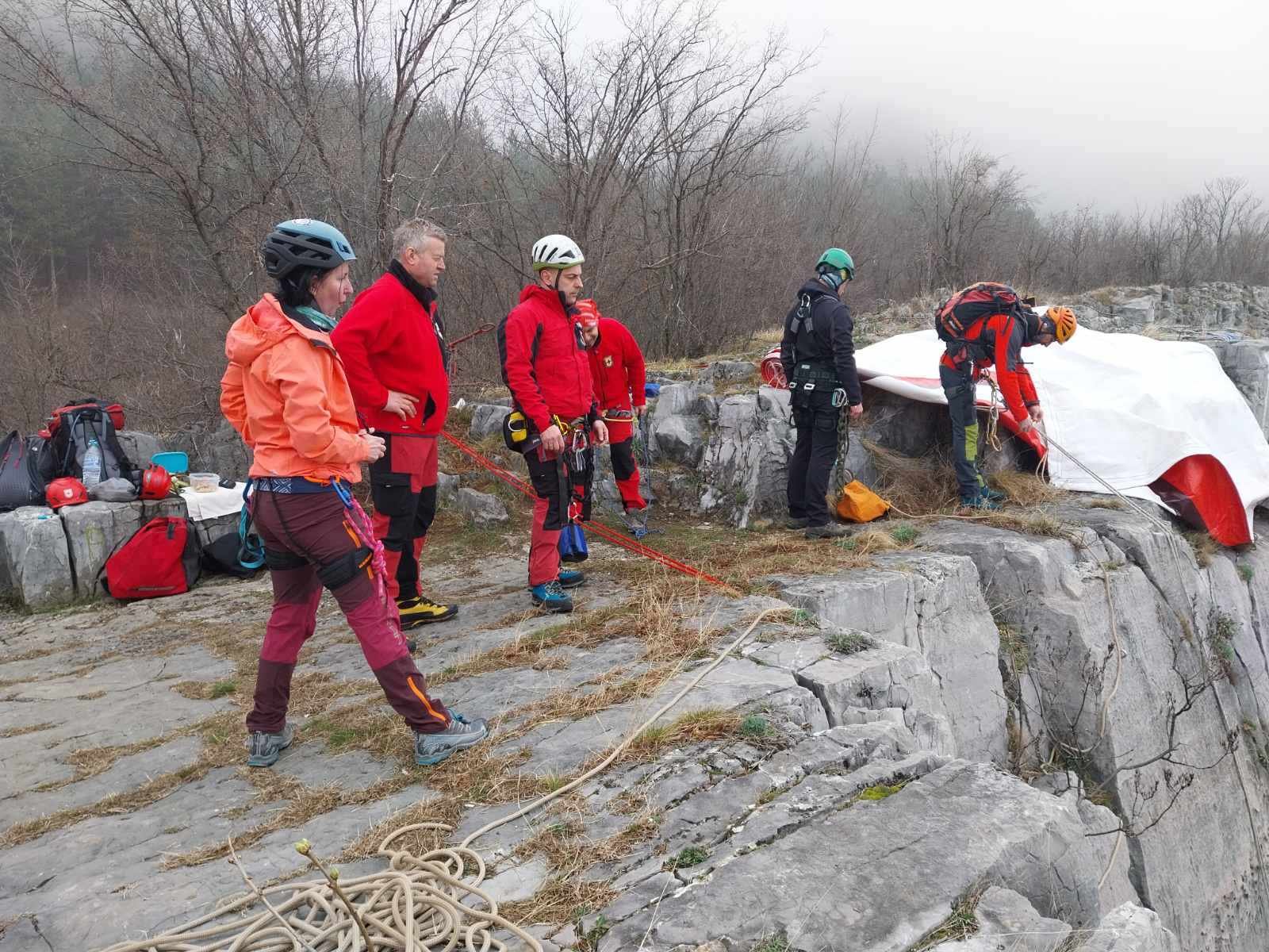 Спускането на мартеницата в Лакатник