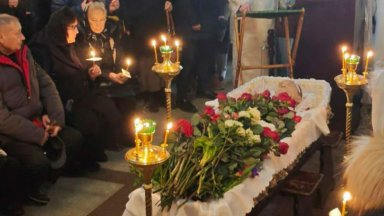 Снимка БТА АР Малко след това в църквата влязоха и родителите