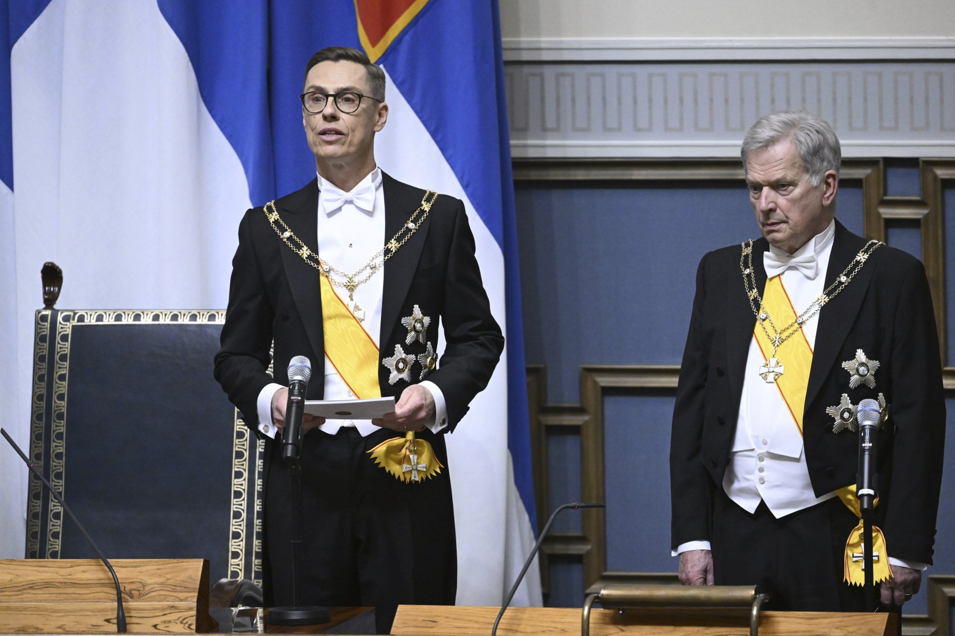 Новият президент на Финландия Александер Стуб (вляво) държи реч днес в националния парламент пред предшественика си Саули Нинистьо