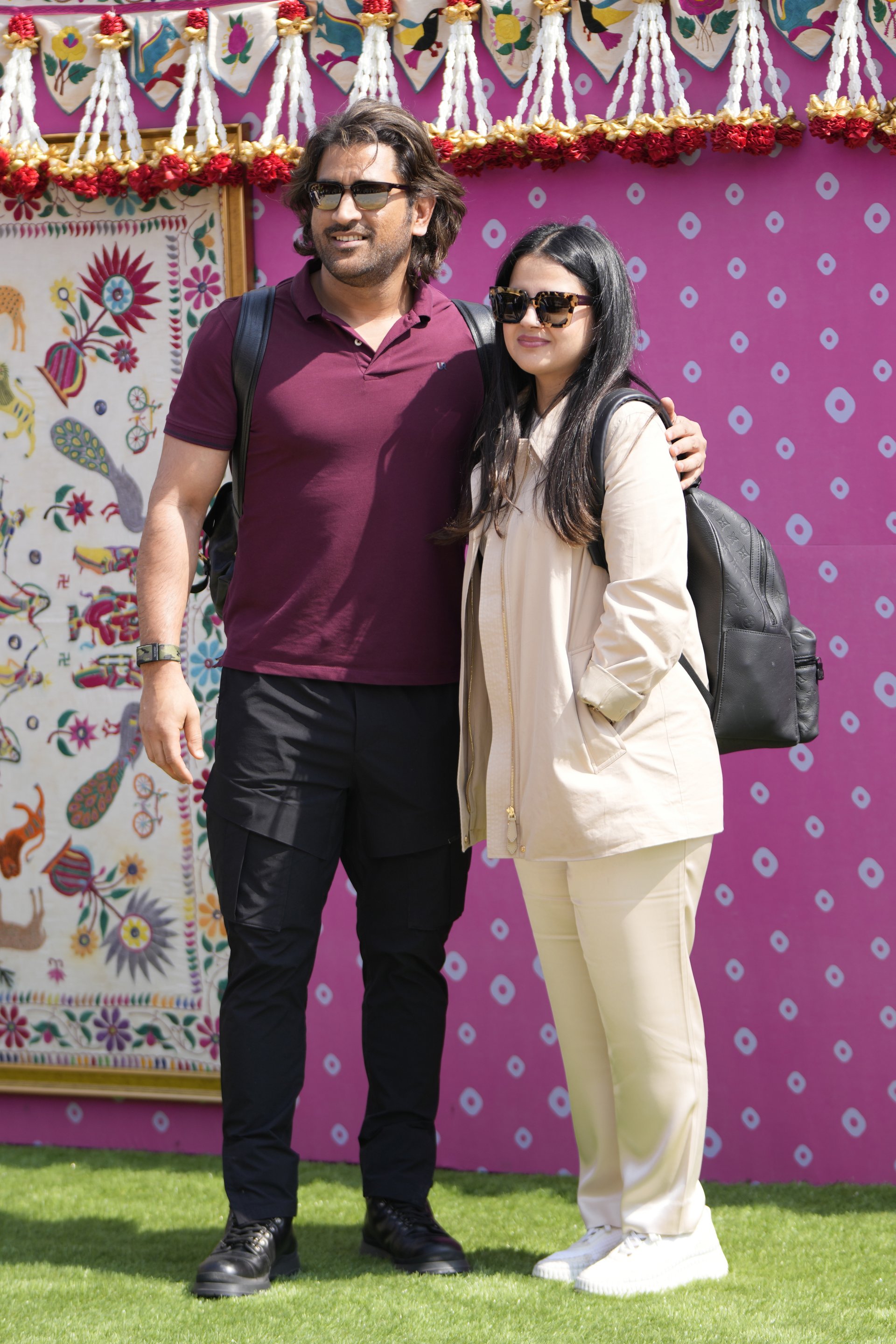 Индийският състезател по крикет Махендра Сингх Дони и съпругата му
