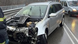 Войната по пътищата: Кола се заби в автобус в София, тир затапи тунел "Ечемишка"  (снимки)