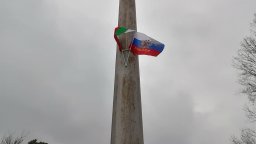 Закачиха руски знамена на стълбове в София, издирват кой ги е поставил 