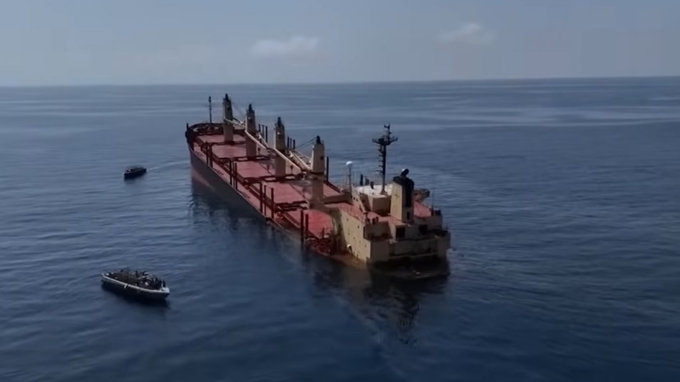Атакуван от хусите товарен кораб потъна в Червено море (видео)