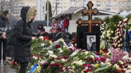 Хвърлят цветя през оградата на гроба на Навални, десетки арестувани при опит да го почетат
