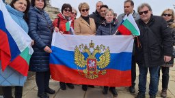 Митрофанова изкачи Шипка, поднесе цветя за 3 март и заяви: Навални сам си избра съдбата