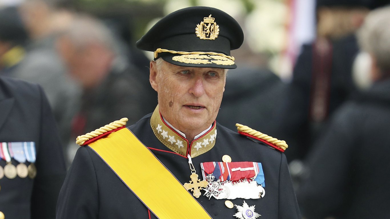 На норвежкия крал беше поставен временен пейсмейкър в Малайзия