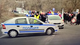Полиция затвори пътя към Шипка, след като коли задръстиха 15-километровия проход до върха