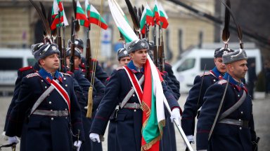 Премиерът Николай Денков поздрави представителните роти и поднесе венец заедно с вицепремиера