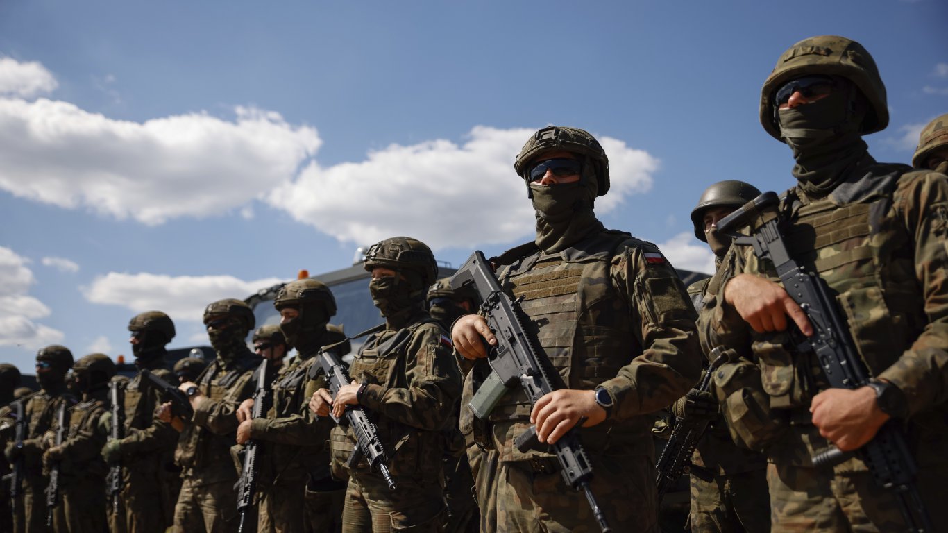 Полша: Изпращането на войски на НАТО в Украйна не е немислимо