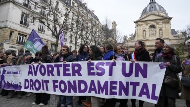Франция първа в света вписа правото на аборт в конституцията