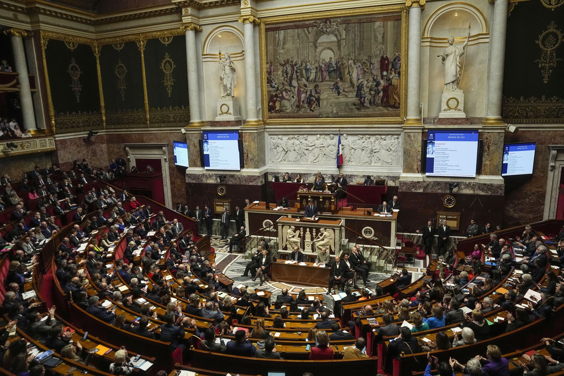 Двете камари на френския парламент се събрахаза гласуването във Версай