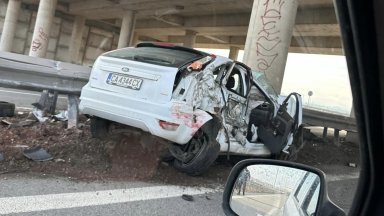 Катастрофа между лек автомобил и камион стана по рано днес около