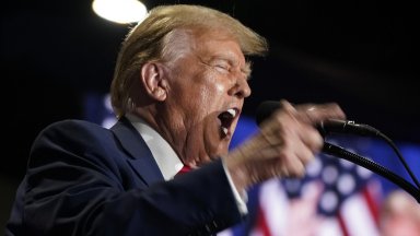 Кандидатът за президент републиканец заобиколен от няколко служители на правоохранителните