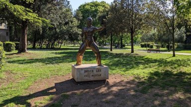 Легендарната статуя на Брус Лий в босненския град Мостар изчезна