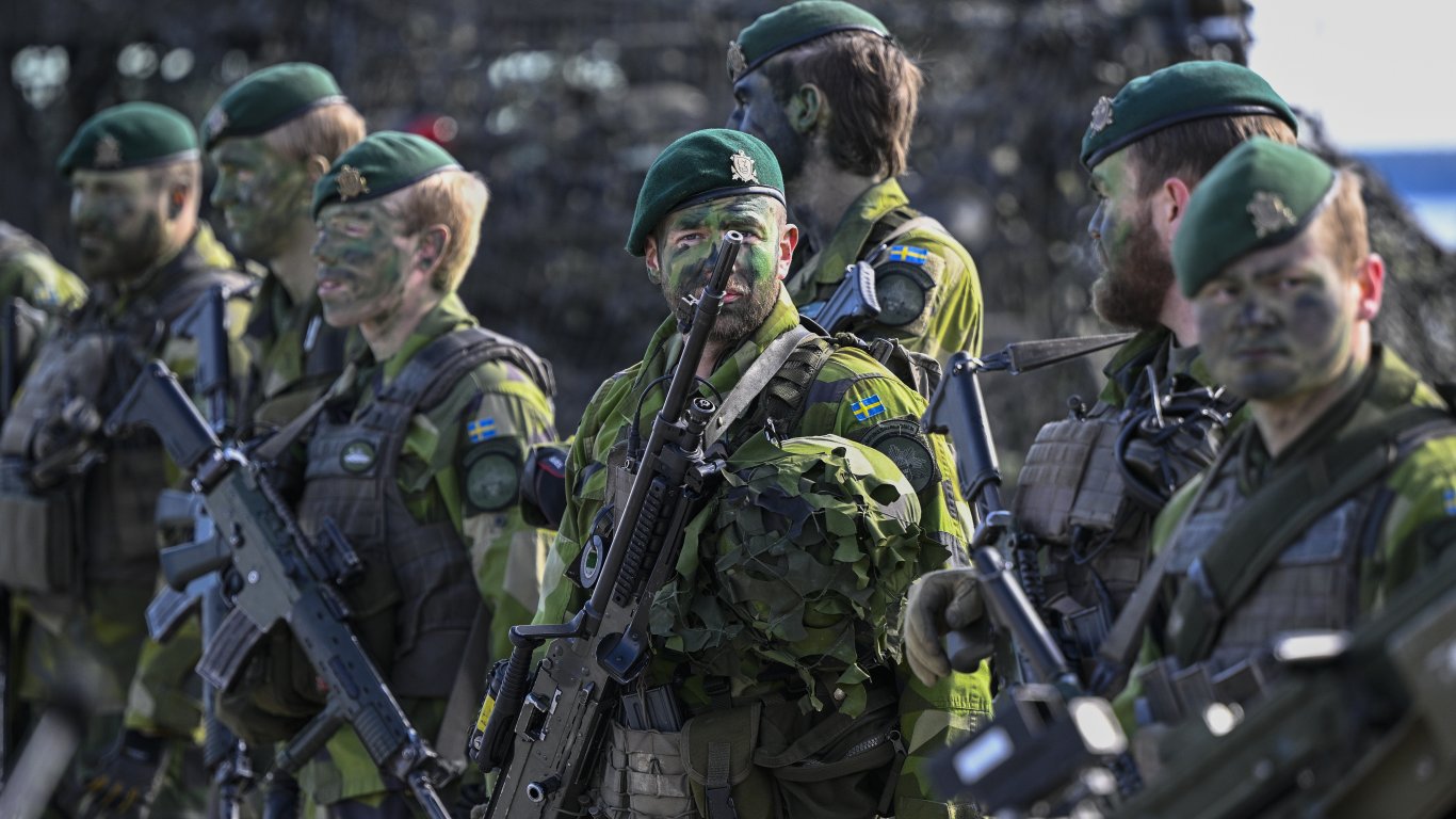 Балтийските държави призовават членовете на НАТО да върнат наборната военна служба