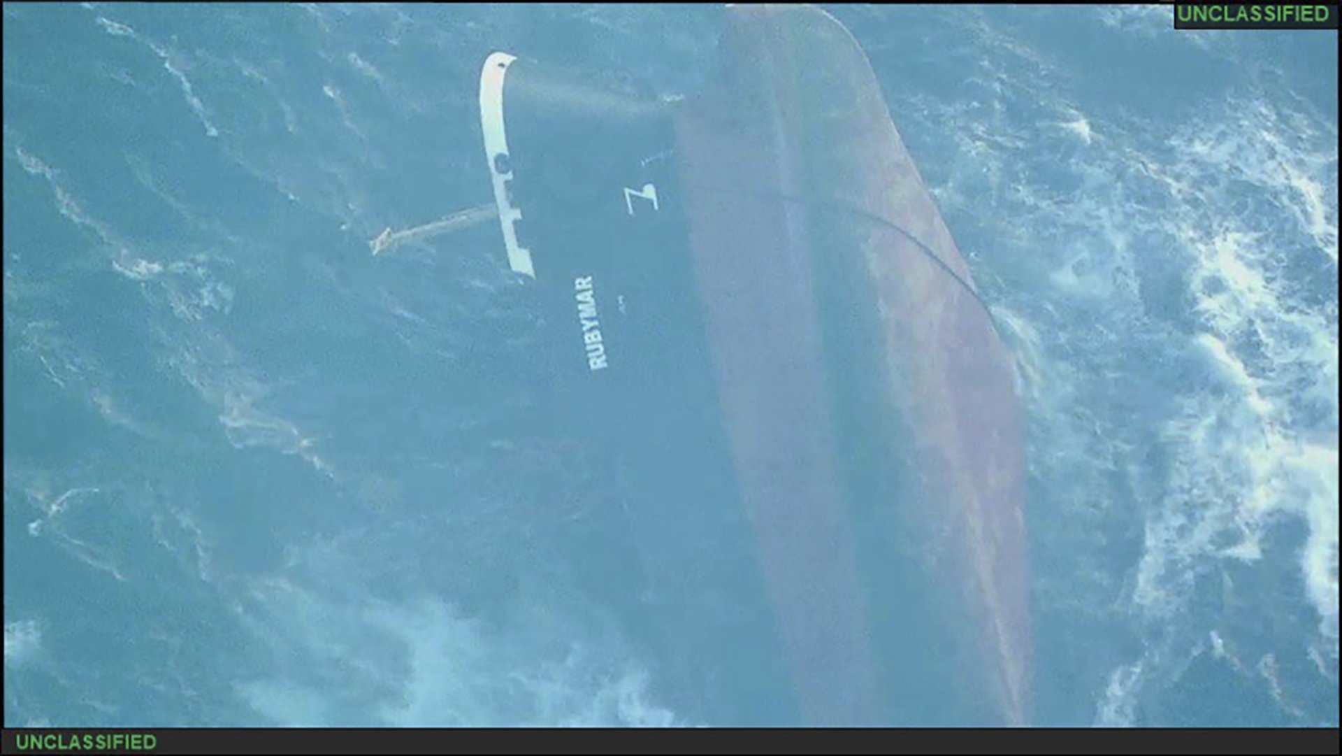 Снимка, разпространена днес от Централното командване на въоръжените сили на САЩ (СЕНТКОМ), показваща потъналия в Червено море кораб "Рубимар"