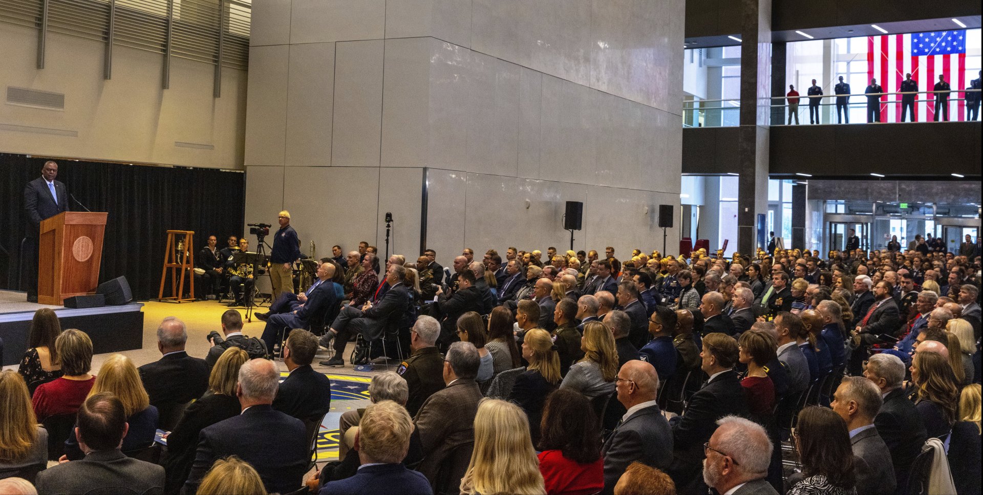 Министърът на отбраната на САЩ Лойд Остин говори на церемония пред служители на Стратегическото командване на САЩ във военновъздушната база Офът в щата Небраска, 9 декември 2022 г. 