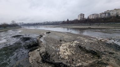 Снимки По думите му е бил компрометиран участък в заливаемата