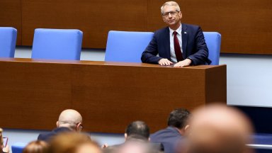 В пленарната зала се яви само министър председателят но не и