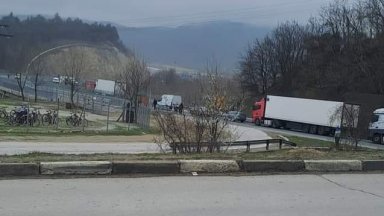 Очевидци твърдят че камионът пътуващ в посока София е спукал