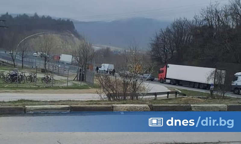 Очевидци твърдят, че камионът, пътуващ в посока София, е спукал