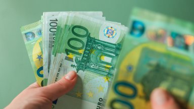 Еврото започва седмицата над прага от 1,07 долара 