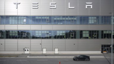 Tesla обяви загуби за няколкостотин милиона евро заради спирането на тока в завода край Берлин