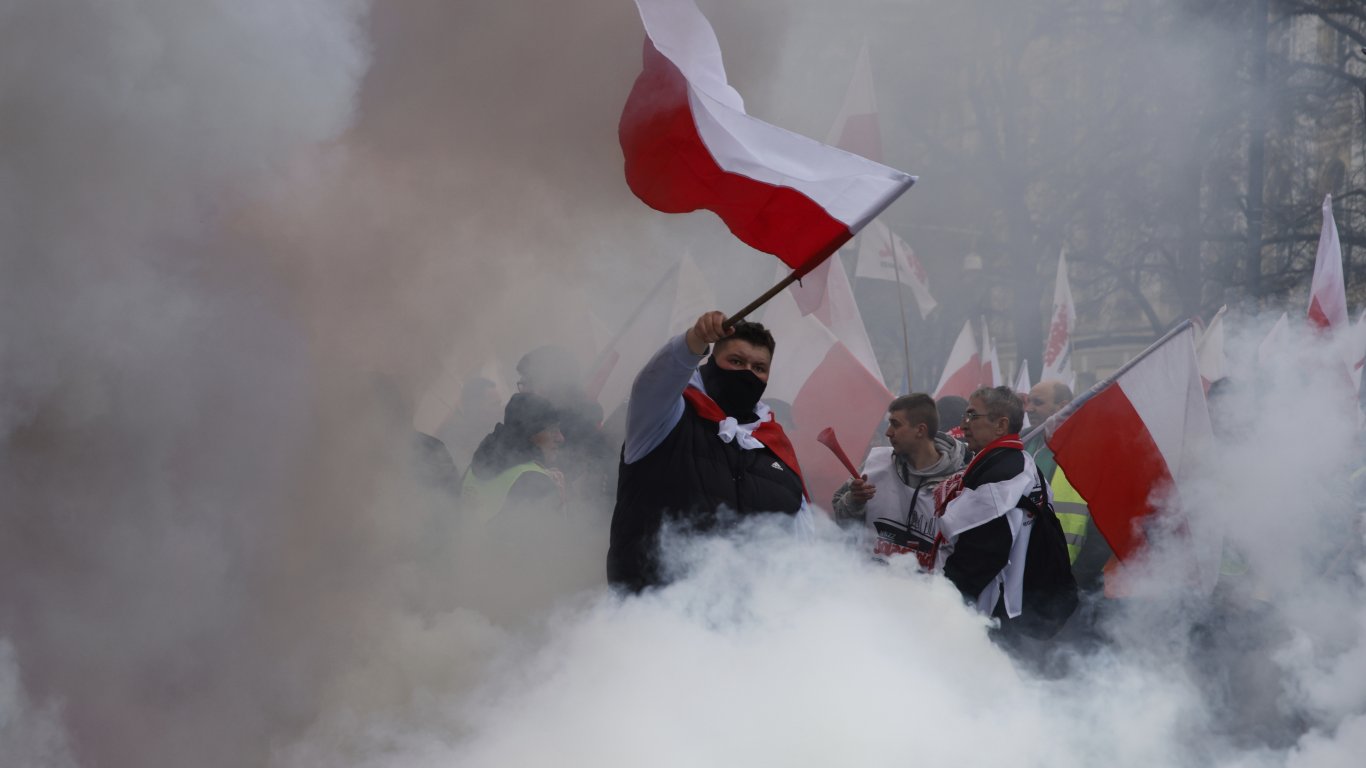 Полски фермери влязоха в сблъсъци с полицията край сградата на парламента (видео)